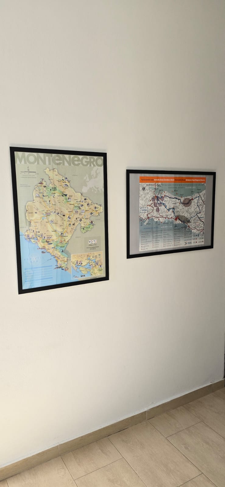 Mapa Montenegro na ścianie w korytarzu