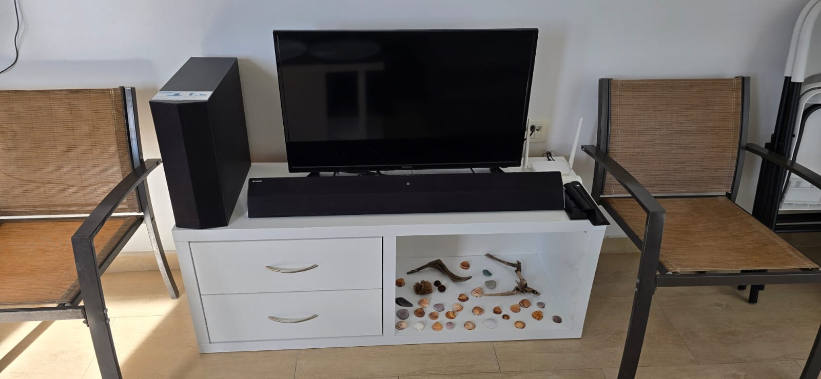 Telewizor z soundbarem w salonie