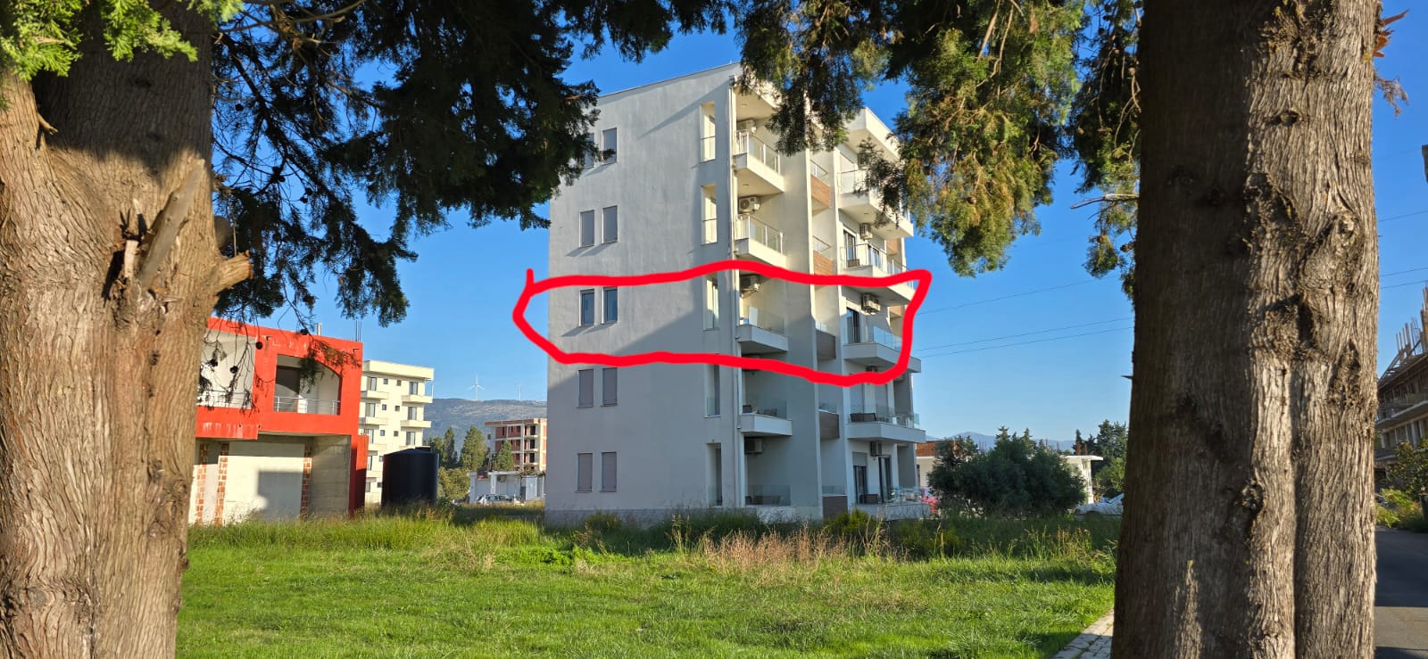 Budynek z zewnątrz - Miekszanie znajduje się na trzecim piętrze